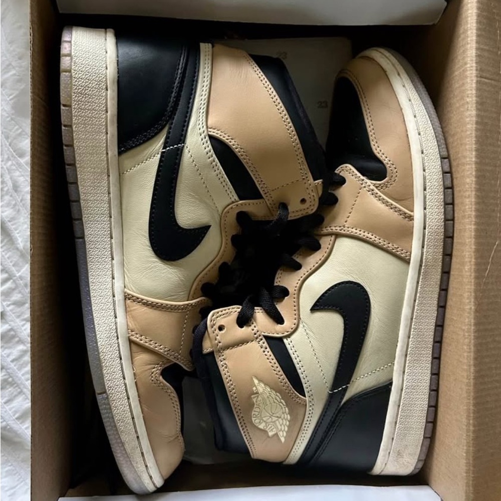 RARE JORDAN 1 RETRO HIGH BLACK MUSHROOM (8.5W)
